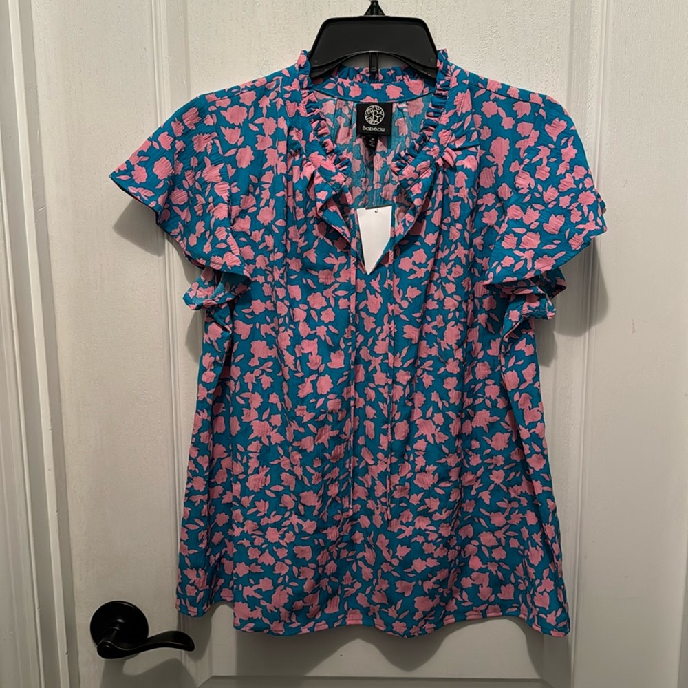 Cute poly/spandex top. NWT. Medium